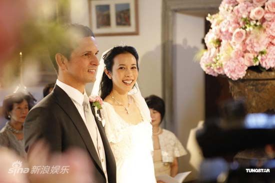 莫文蔚佛罗伦萨完婚 新人轻吻显浪漫